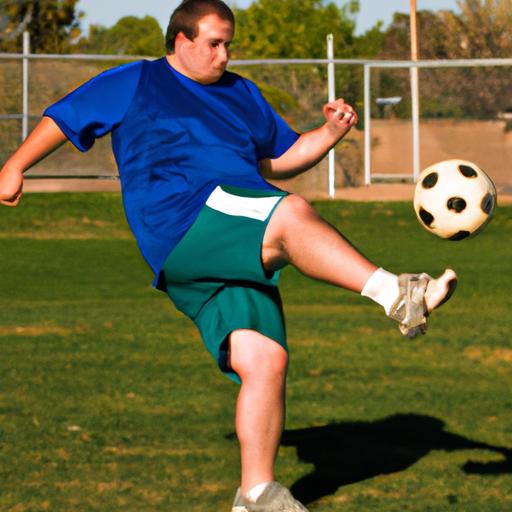 Cầu thủ bóng đá nặng hơn 250 pound tung cú sút mạnh mẽ.