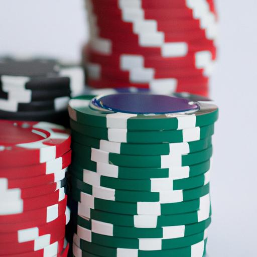 Gần cận về đống chip poker được xếp chồng lên nhau.