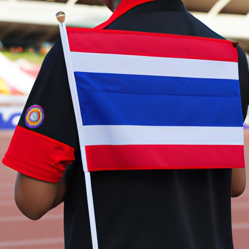 Cổ động viên bóng đá Thái Lan cầm cờ với biểu tượng của đội tuyển quốc gia