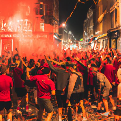 Người hâm mộ Liverpool đang ăn mừng trên đường phố sau khi đội bóng giành chiến thắng.