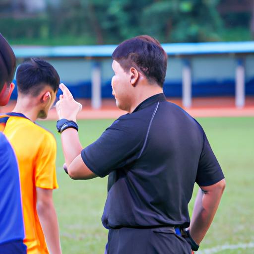 Huấn luyện viên bóng đá Thái Lan chỉ đạo cho đội tuyển của mình trong một trận đấu