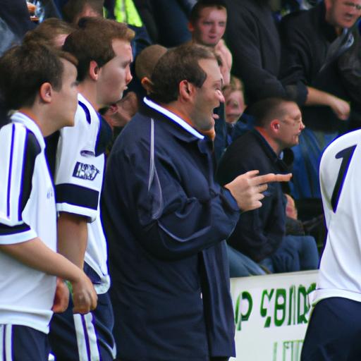 Huấn luyện viên Tottenham chỉ đạo các cầu thủ trong trận đấu