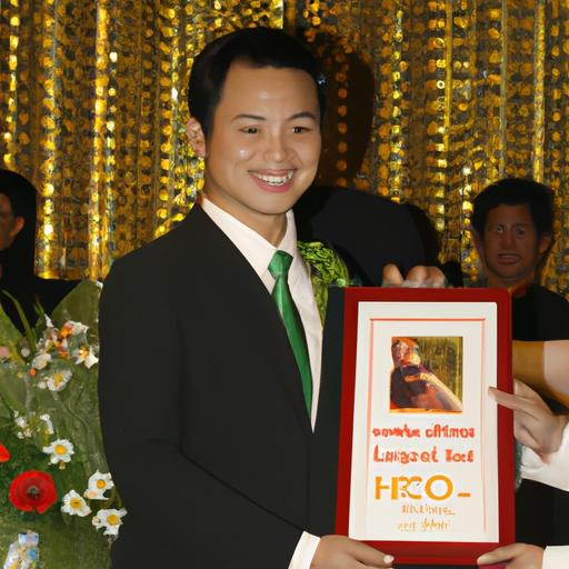 Huỳnh Công Đến nhận giải thưởng.
