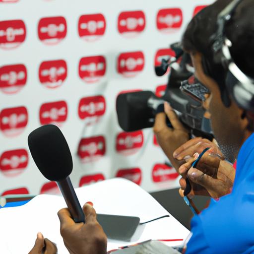 Huấn luyện viên Qatar trả lời phỏng vấn của các phóng viên sau trận đấu.